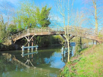 Footbridge, England Download Jigsaw Puzzle